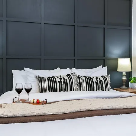 Downtown Retreat #5 - Walk To Main, Shared Pool & Hot Tub Apartment